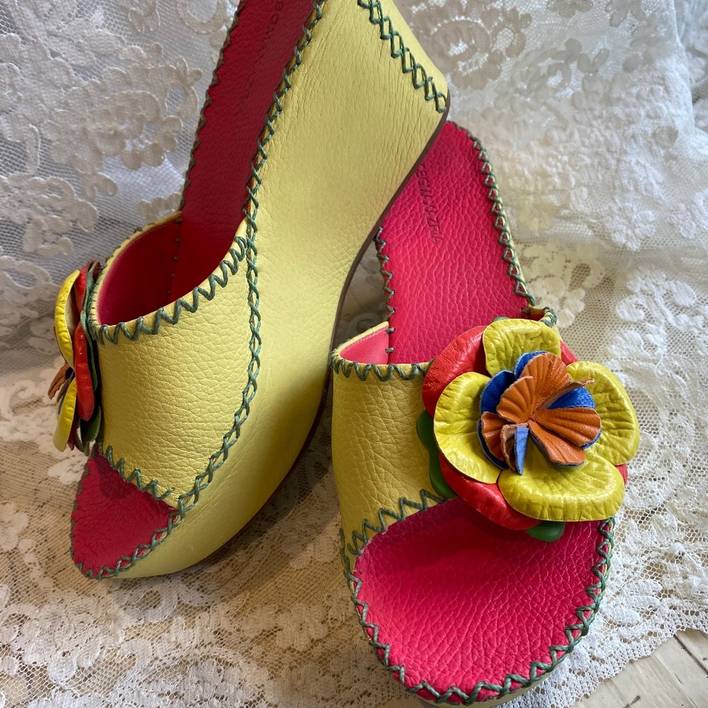 BCBG NAXARIA YELLOW MULES SHOES WEDGE HEELS CLASSIC 8.5 M